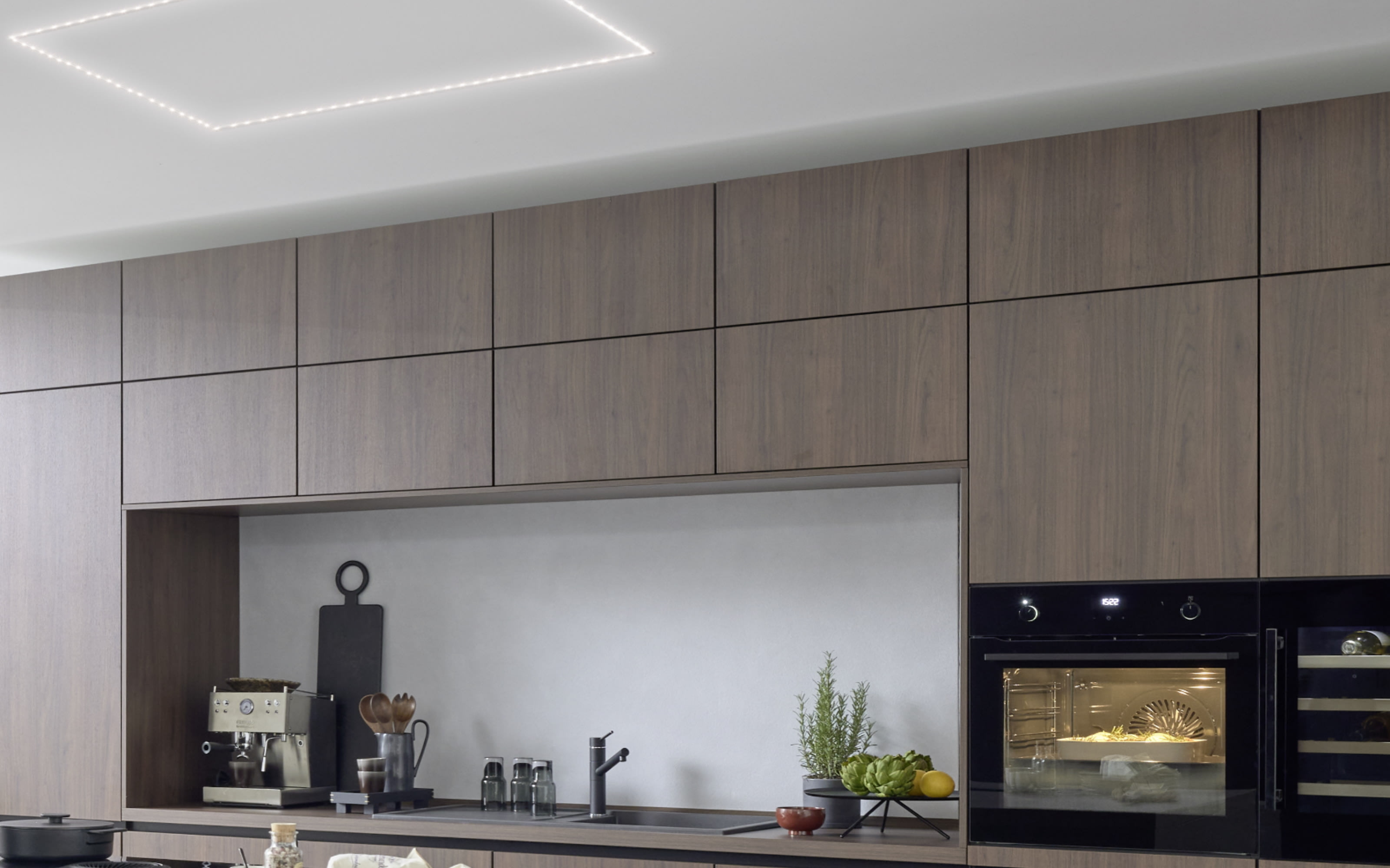 Einbauküche Stadum/Torna, schwarz/Nussbaum Nachbildung, inkl. Siemens Elektrogeräte