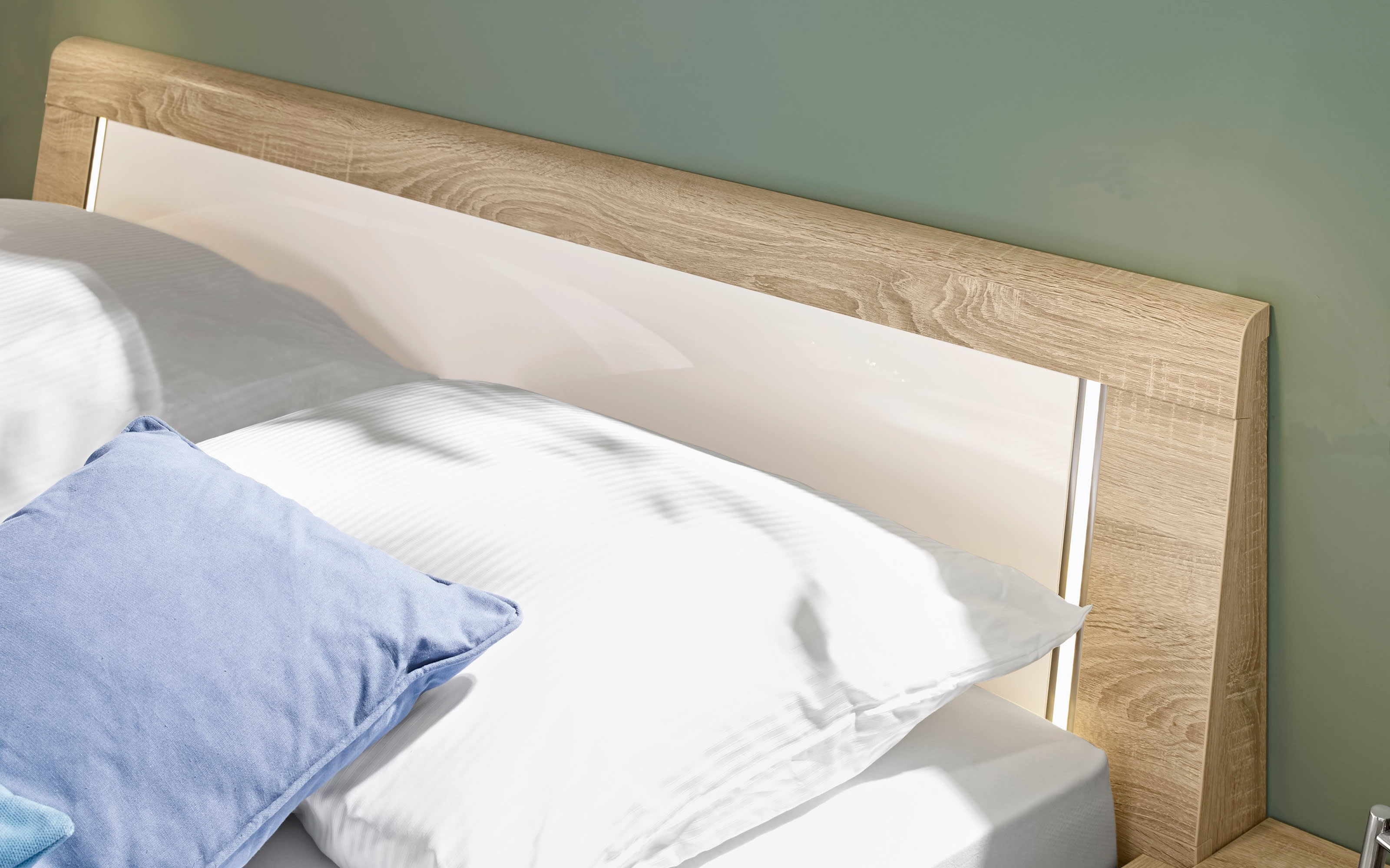Schlafzimmer Zelo, Lack bianco weiß Hochglanz, Absetzungen Eiche macao, 180 x 200 cm, Schrank 302 x 223 cm