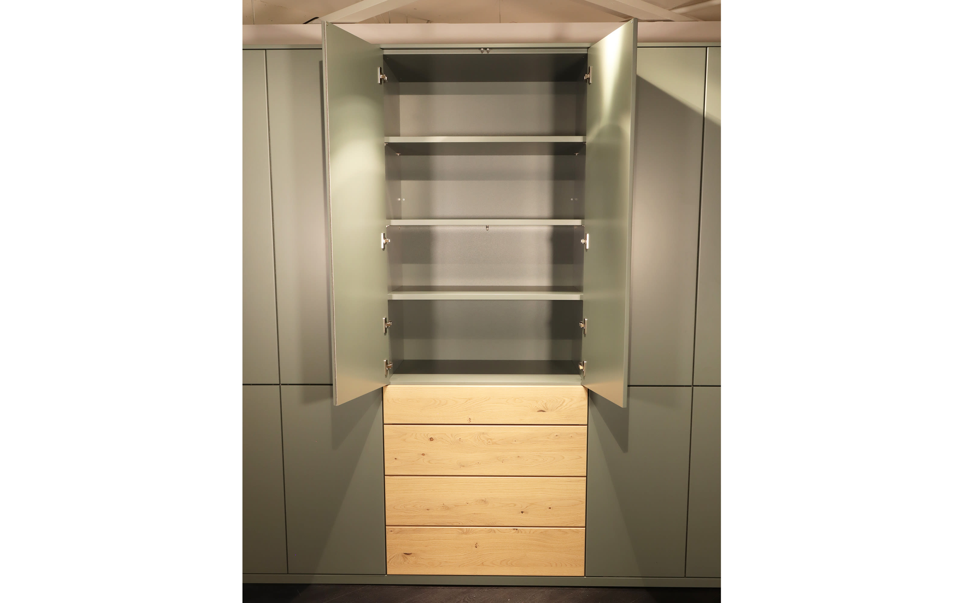 Drehtürenkleiderschrank Silea-S, hellgrün/Asteiche, 273,2 x 234,9 cm, inkl. Push-to-Open Funktion