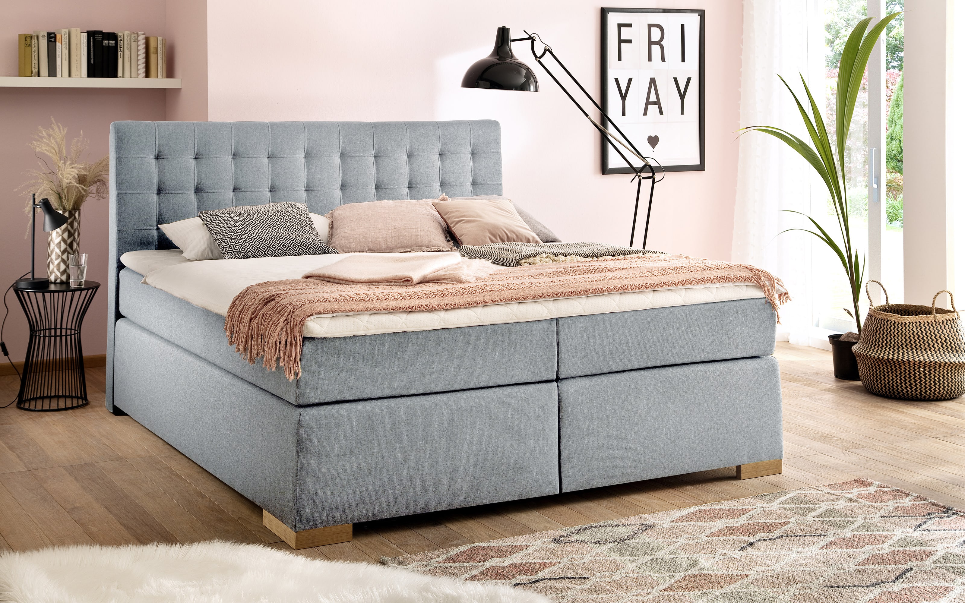 Boxspringbett Lenno in eisblau mit verdecktem Bettkasten
