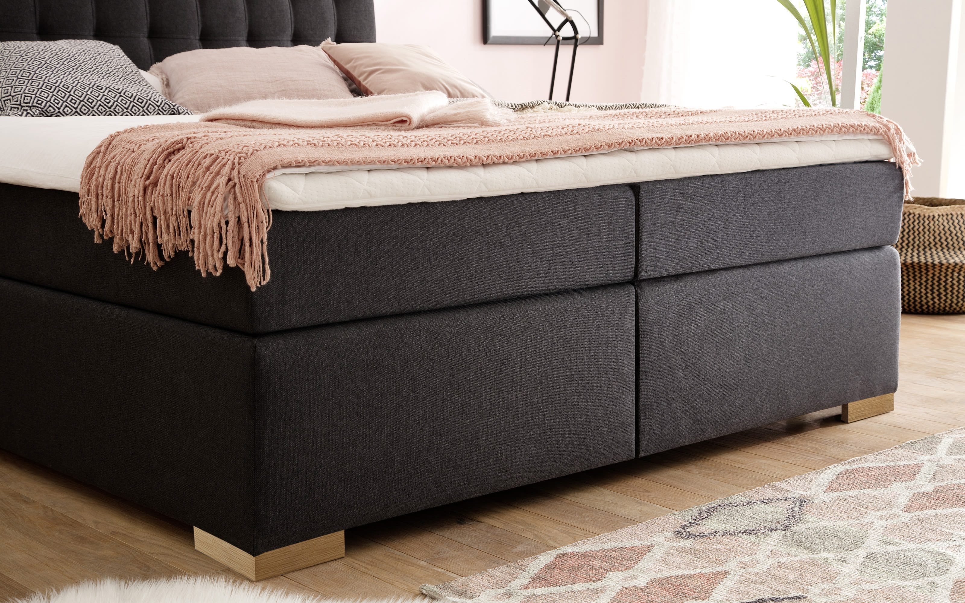 Boxspringbett Lenno in anthrazit mit verdecktem Bettkasten