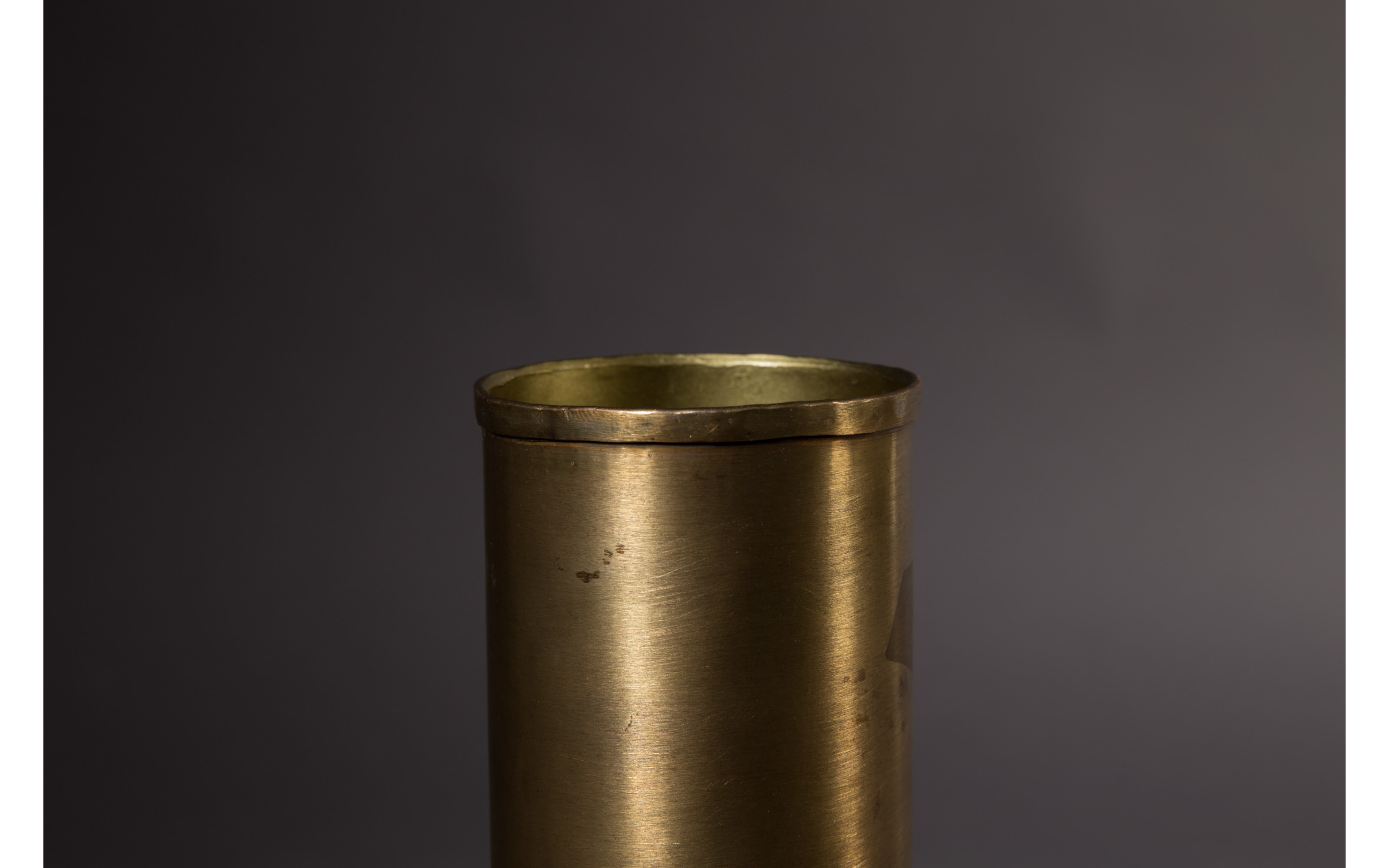 Vase Hari Slim aus vermessingtes Eisen in antik gold, 37 cm