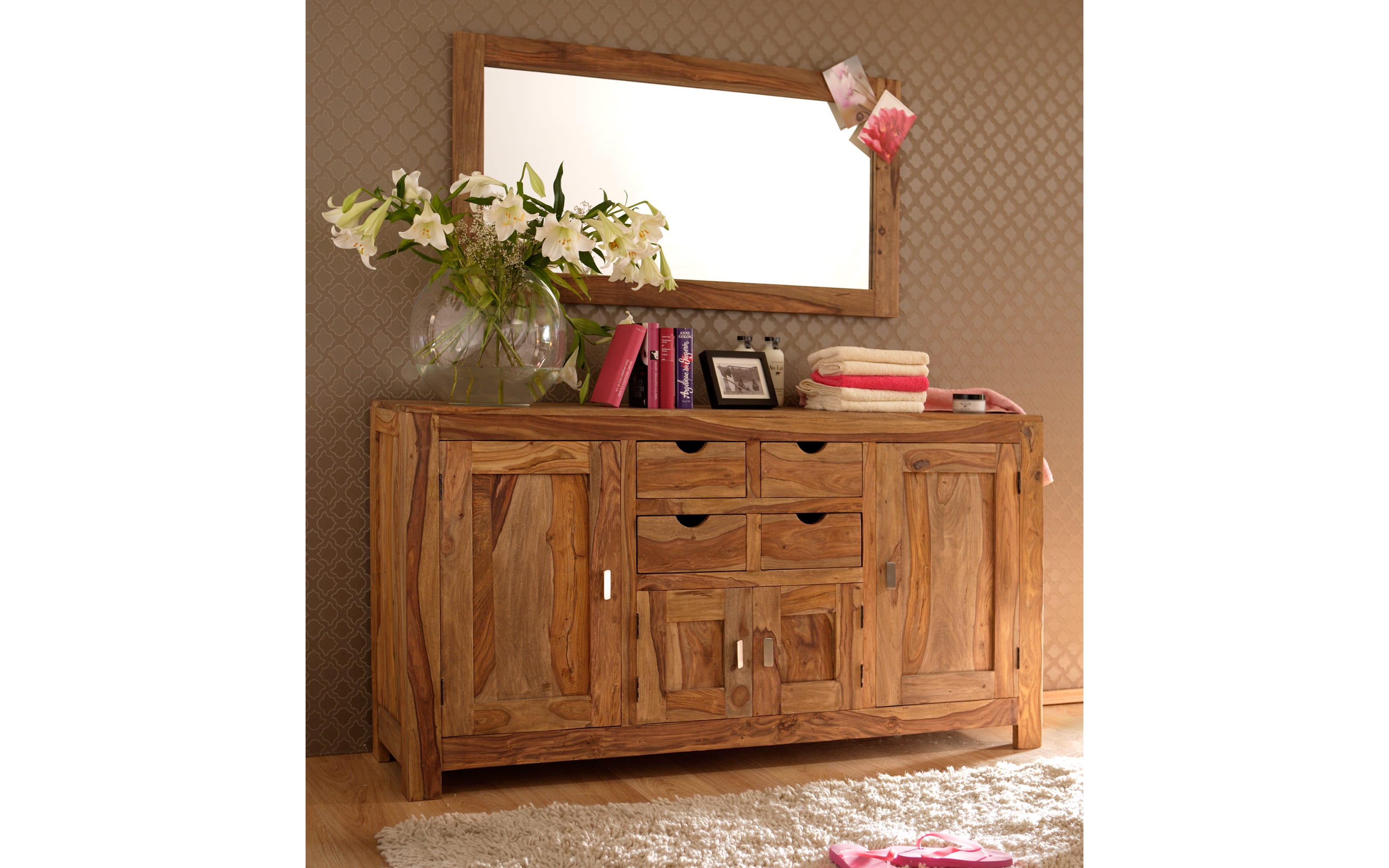 Kommode Yoga, massives Shishamholz 