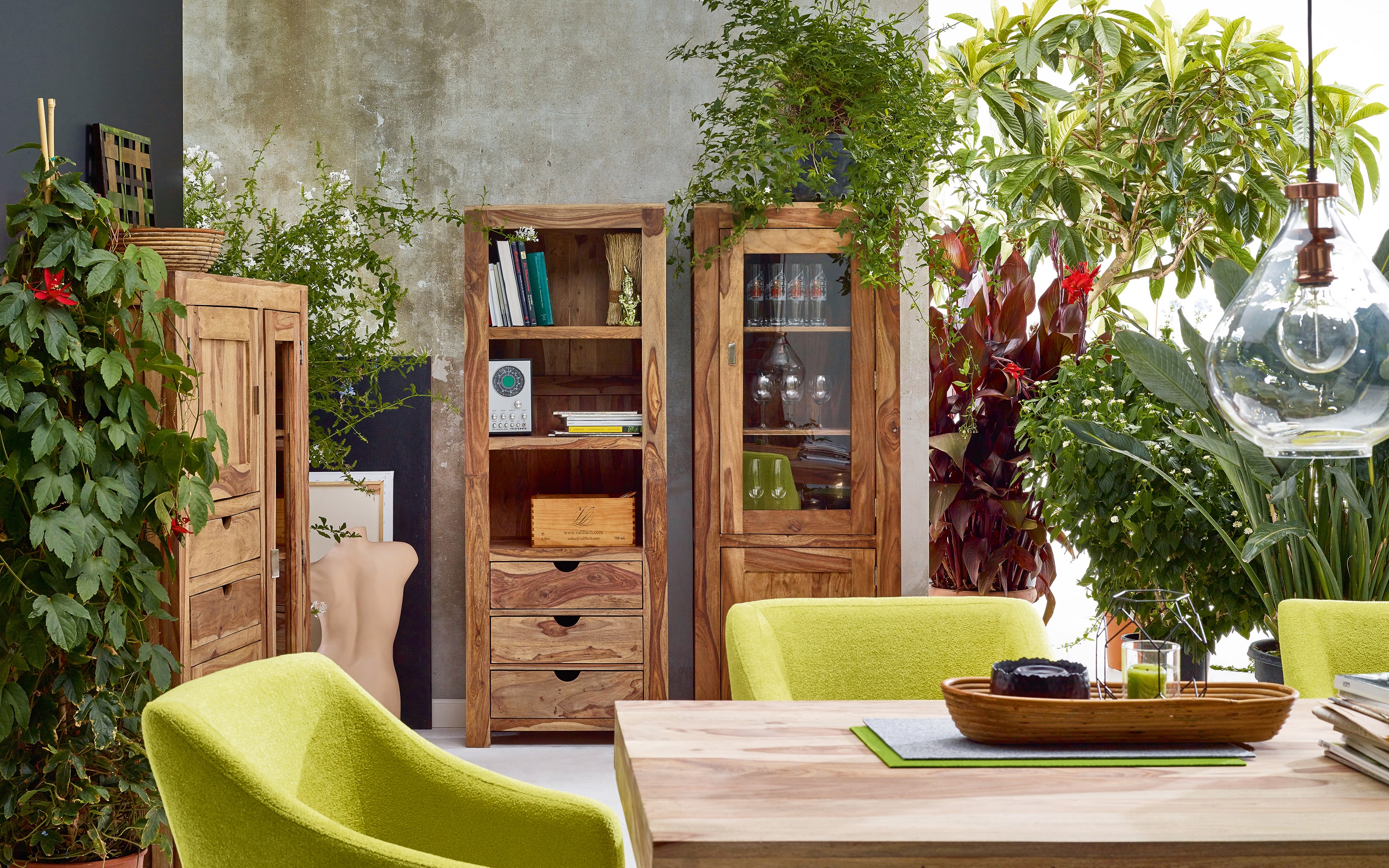 Regal Yoga, massives Shishamholz 