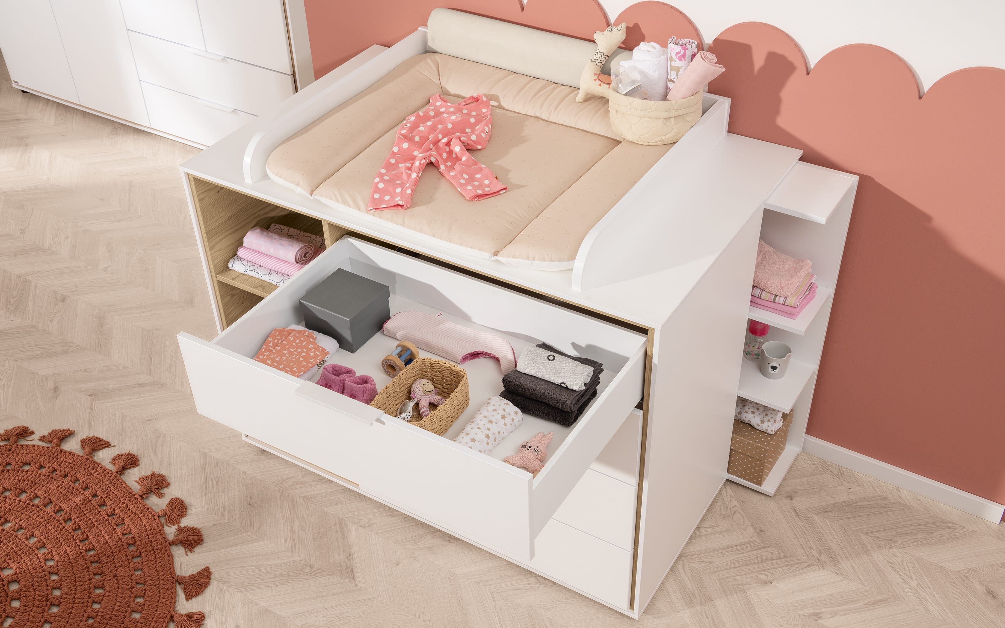 Babyzimmer Lieven, kreideweiß, mit 3-türigem Kleiderschrank