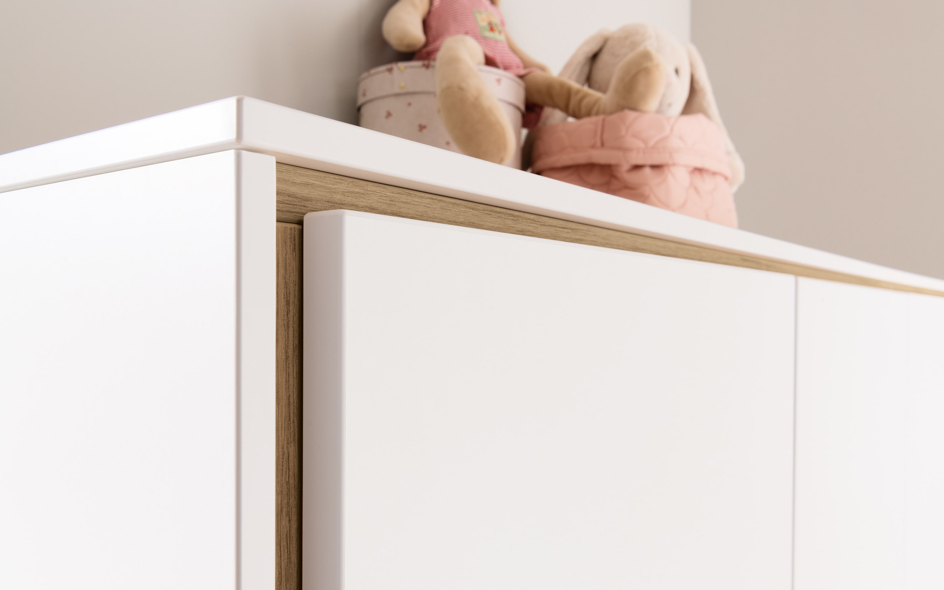 Babyzimmer Lieven, kreideweiß, mit 3-türigem Kleiderschrank