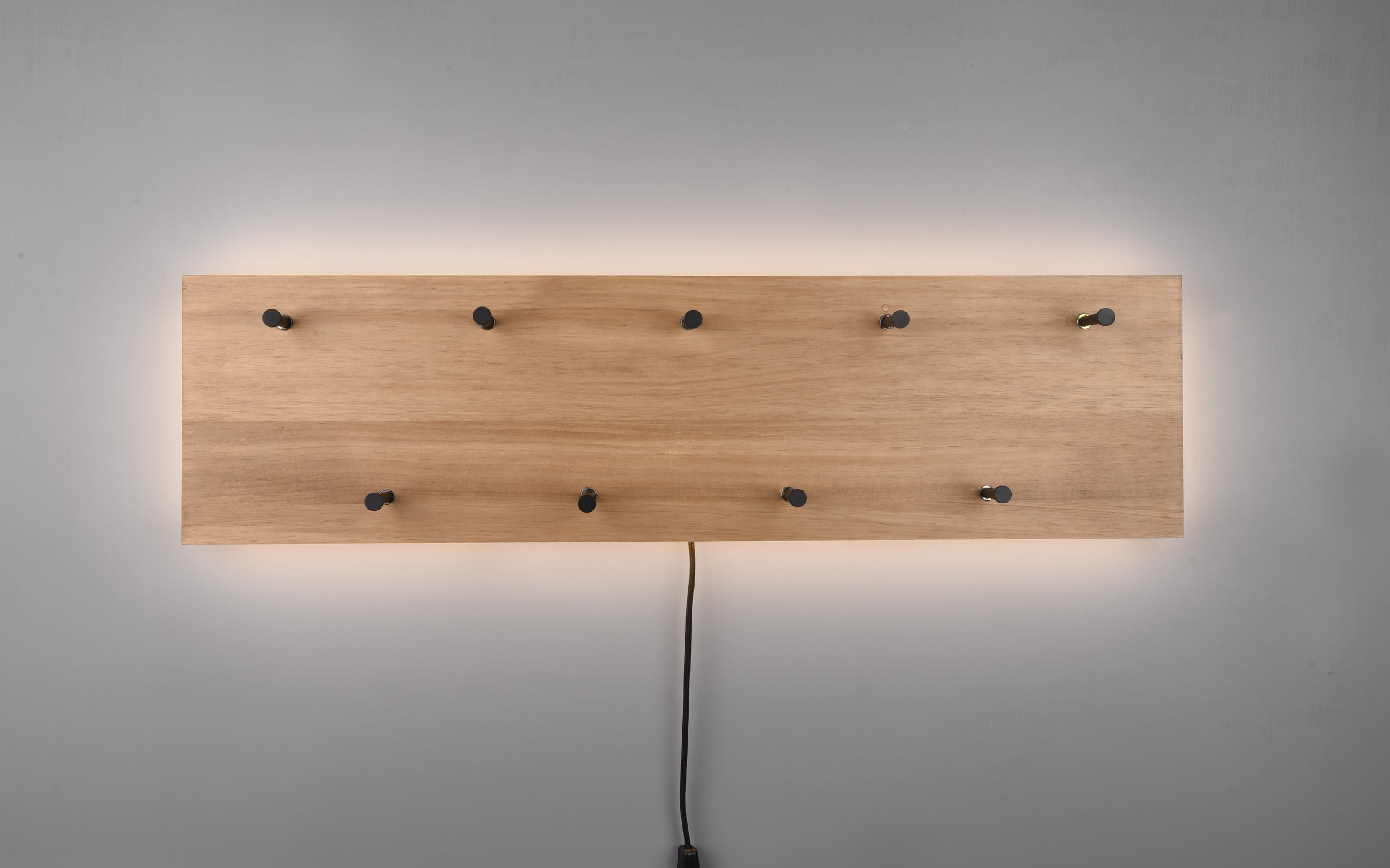 LED-Wandgarderobe Romy, Holz-Nachbildung