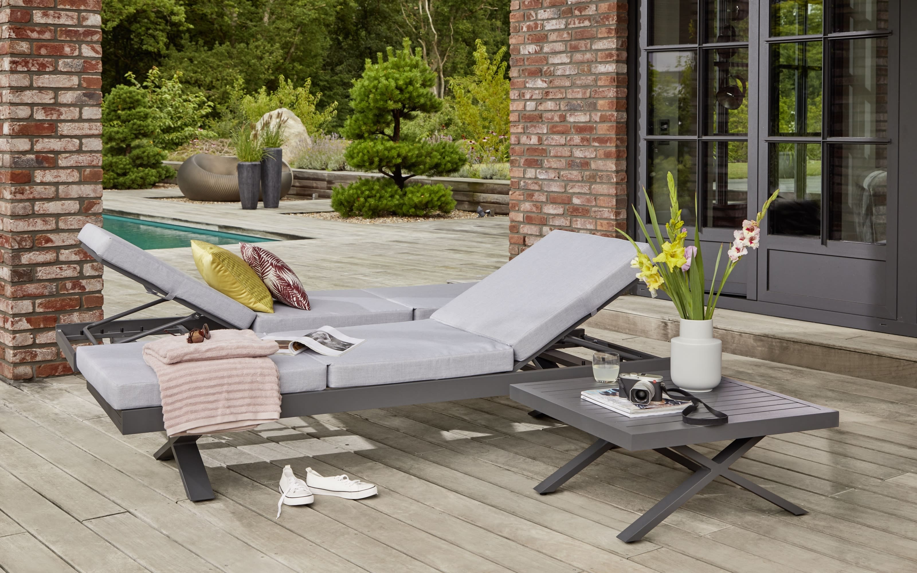 Gartensofa Rieke, hellgrau, Auszugstisch vorstehend links, Kopfteilverstellung rechts