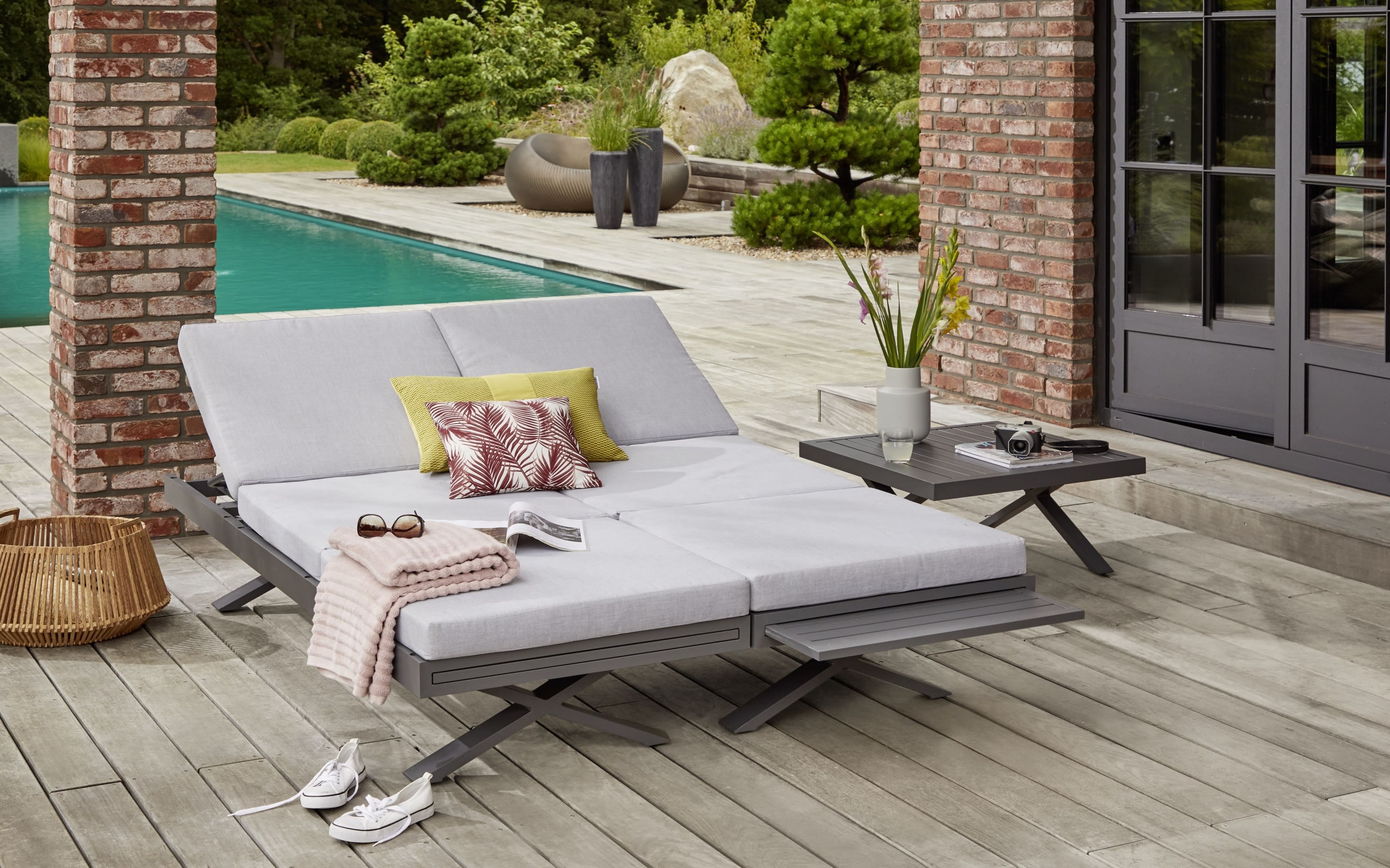 Gartensofa Rieke, hellgrau, Auszugstisch vorstehend links, Kopfteilverstellung rechts