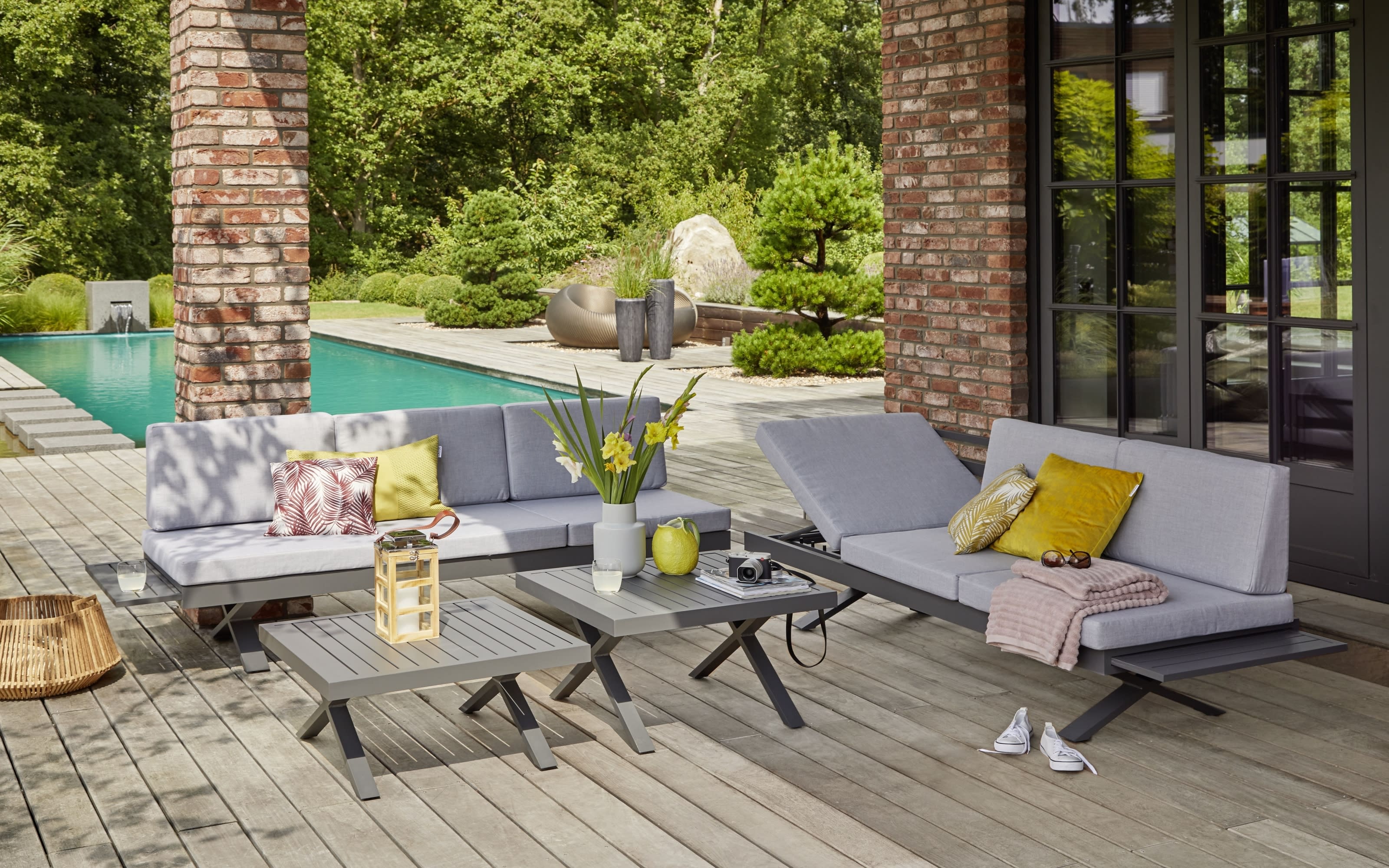 Gartensofa Rieke, hellgrau, Auszugstisch vorstehend links, Kopfteilverstellung rechts