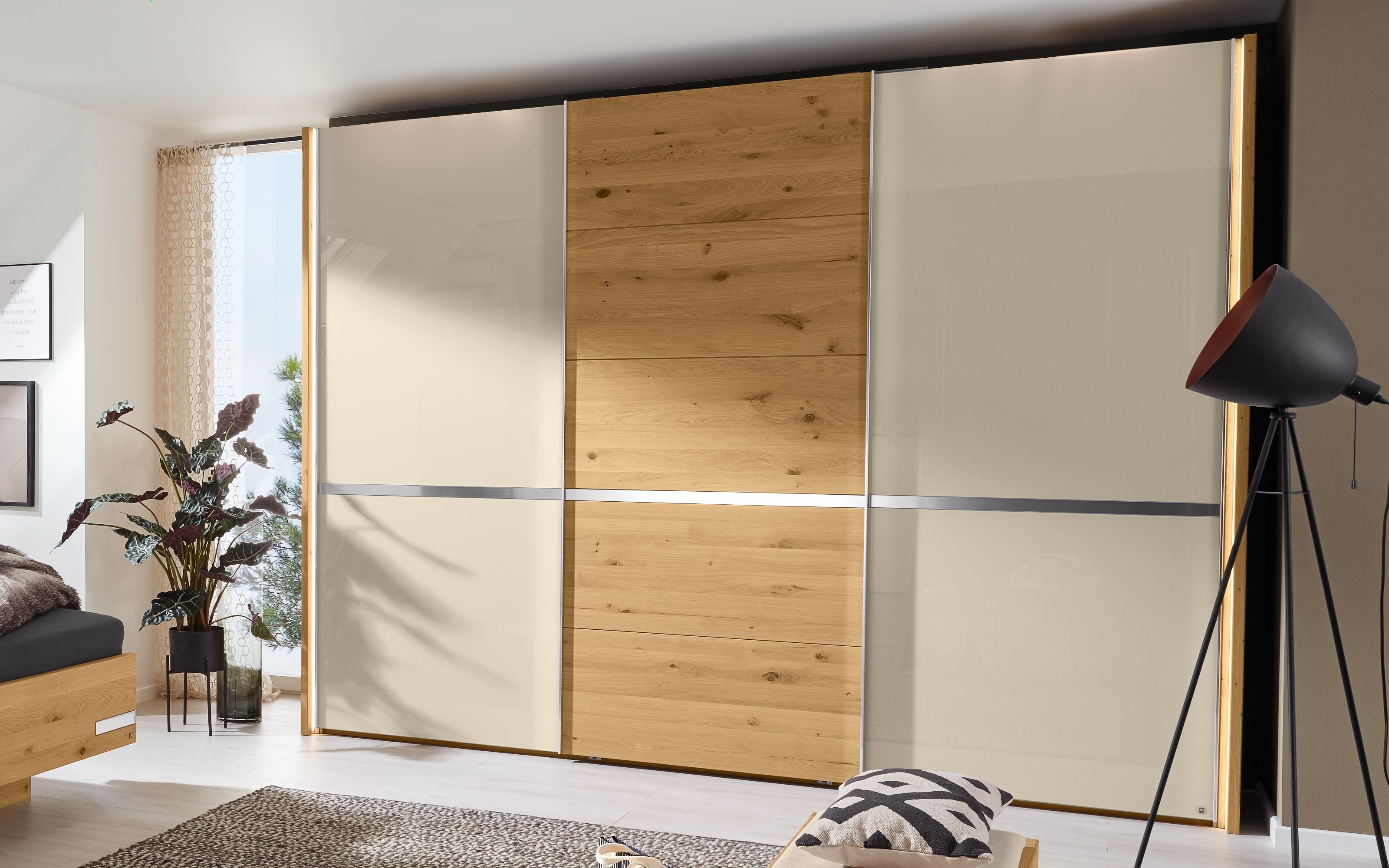 Schlafzimmer Savona 2.0, Bianco-Eiche massiv/champagner, 180 x 200 cm, Schrank 300 x 217 cm, Bett mit Polsterkopfteil