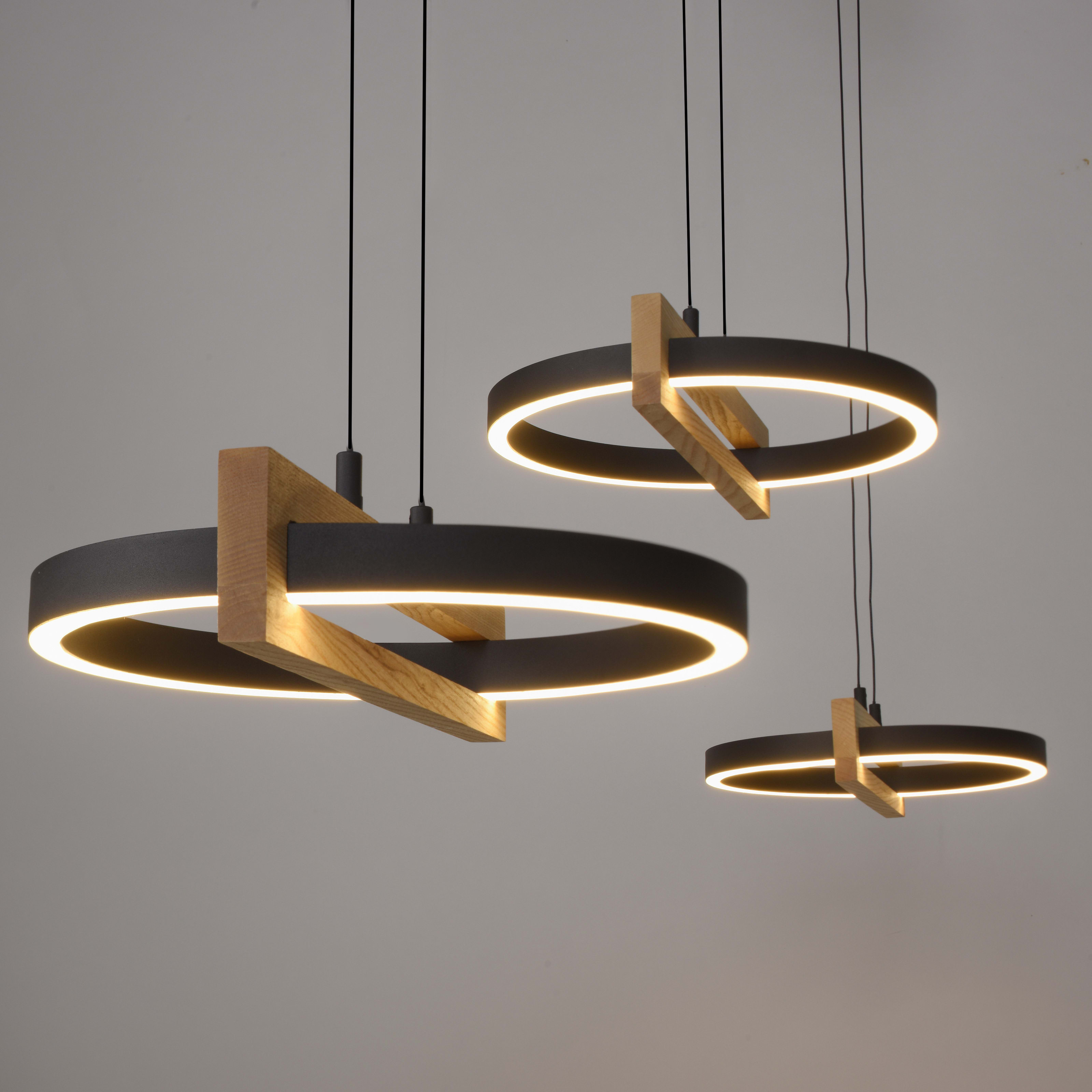 LED-Pendelleuchte Mondo Famera, holz/schwarz, 3-flammig, inkl. CCT und Fernbedienung