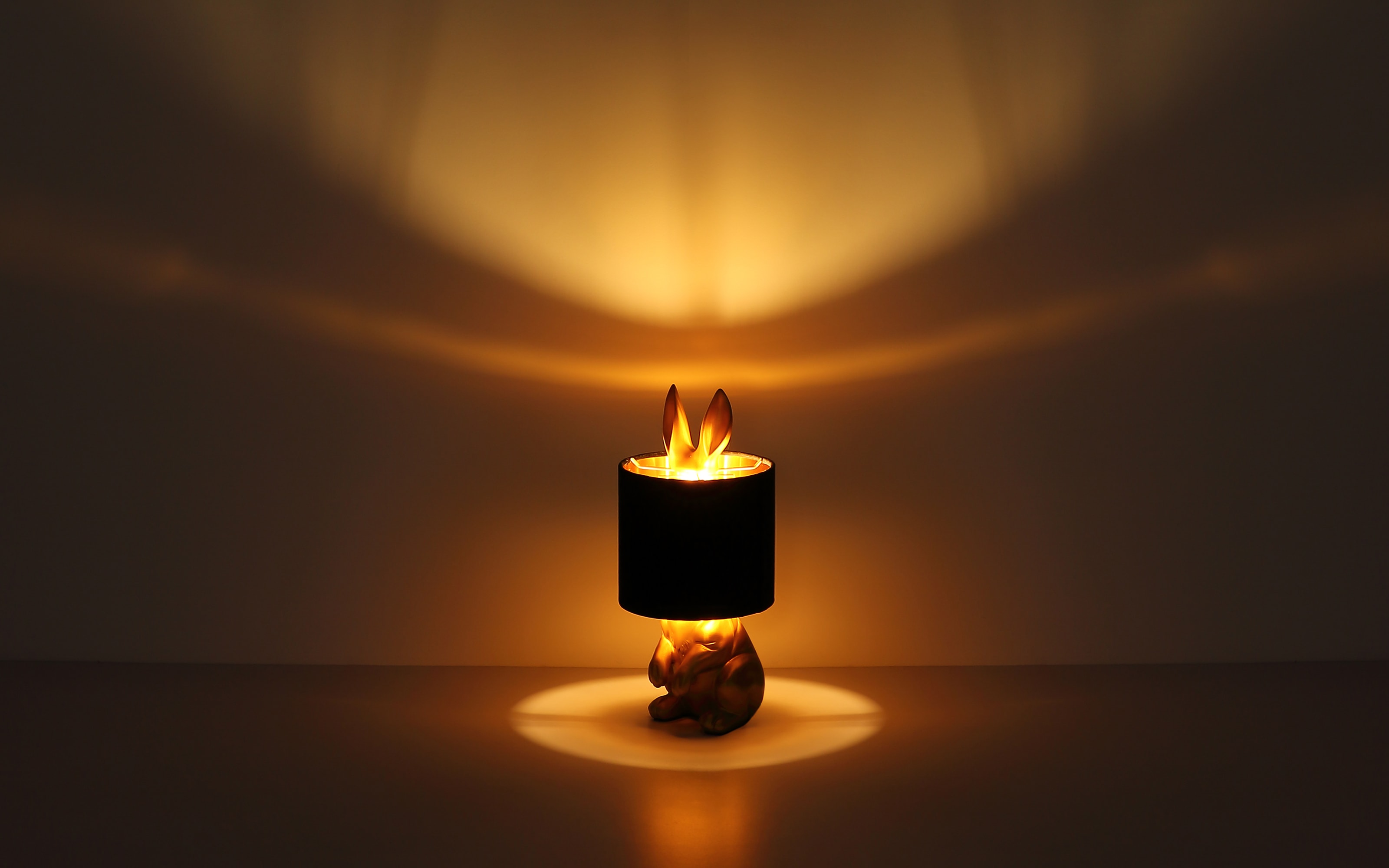 Tischleuchte Rabbit, goldfarbig