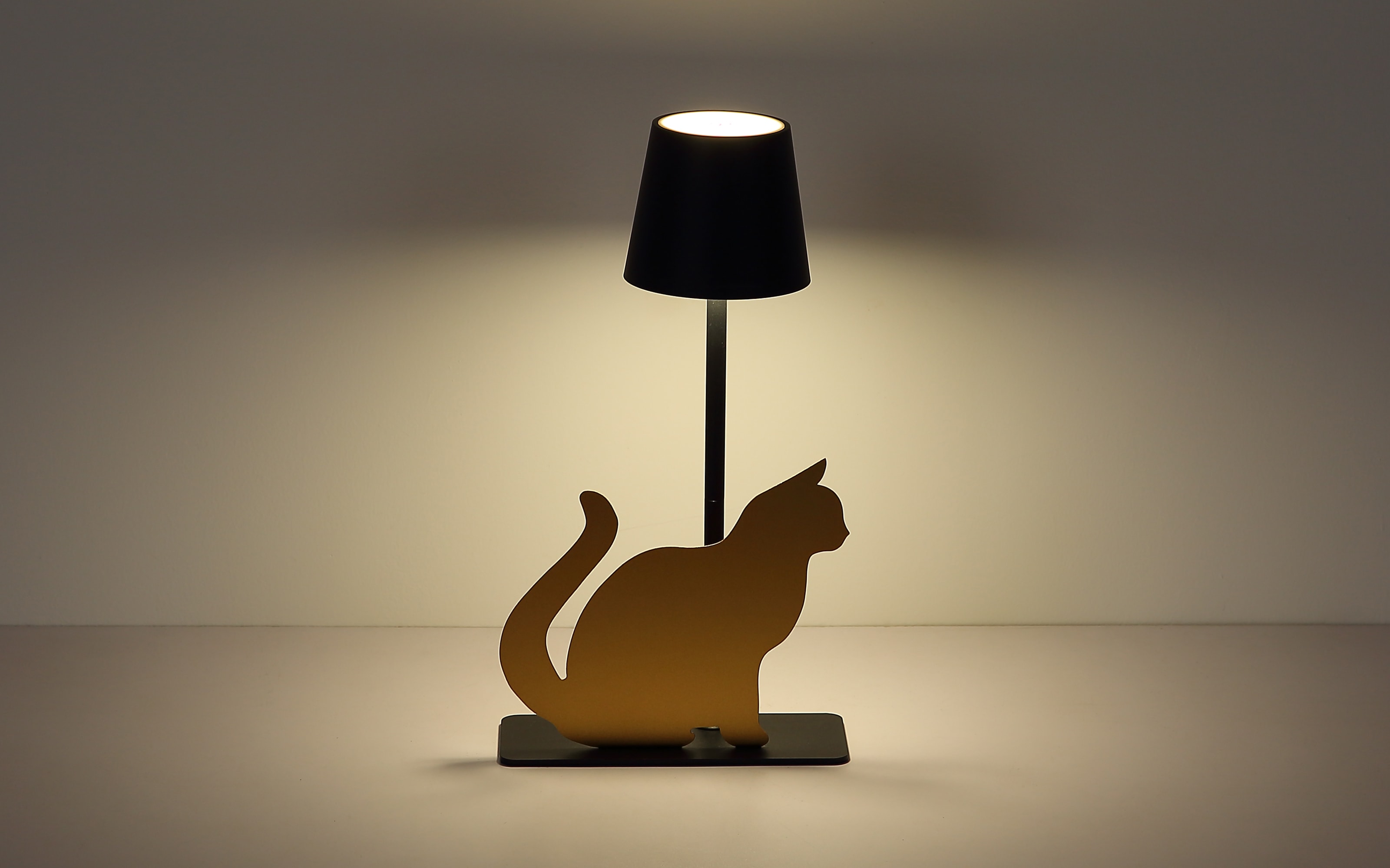 Akku-Tischleuchte Furri, schwarz/goldfarbig