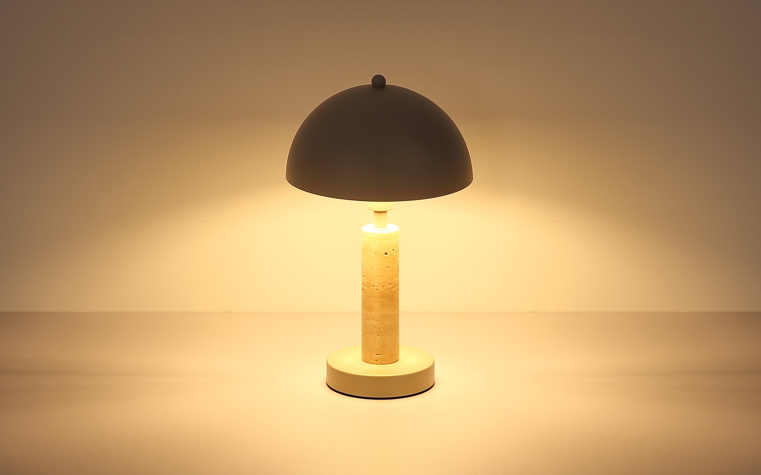 Tischleuchte Janie, sandfarbig/Travertine-Nachbildung