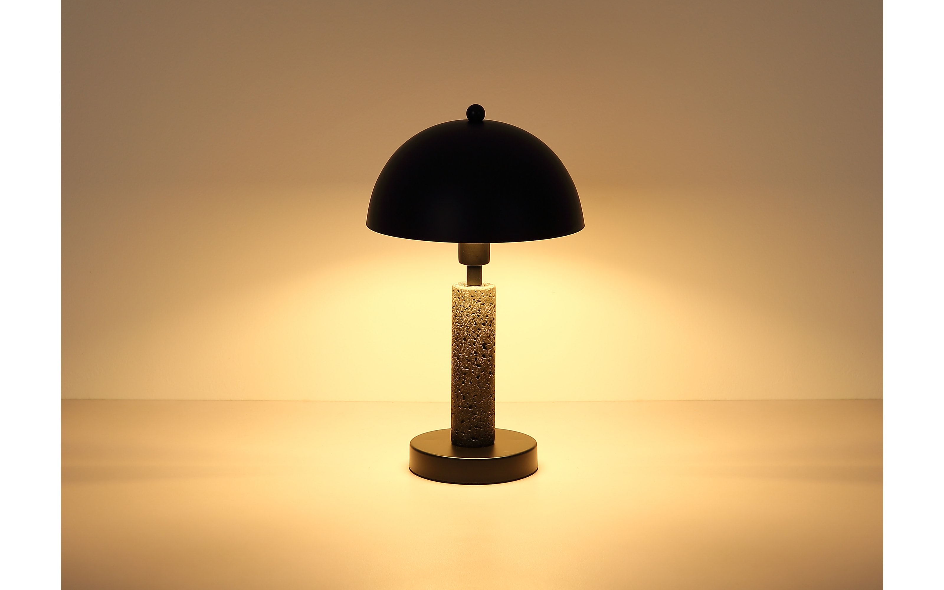 Tischleuchte Janie, schwarz/Travertine-Nachbildung