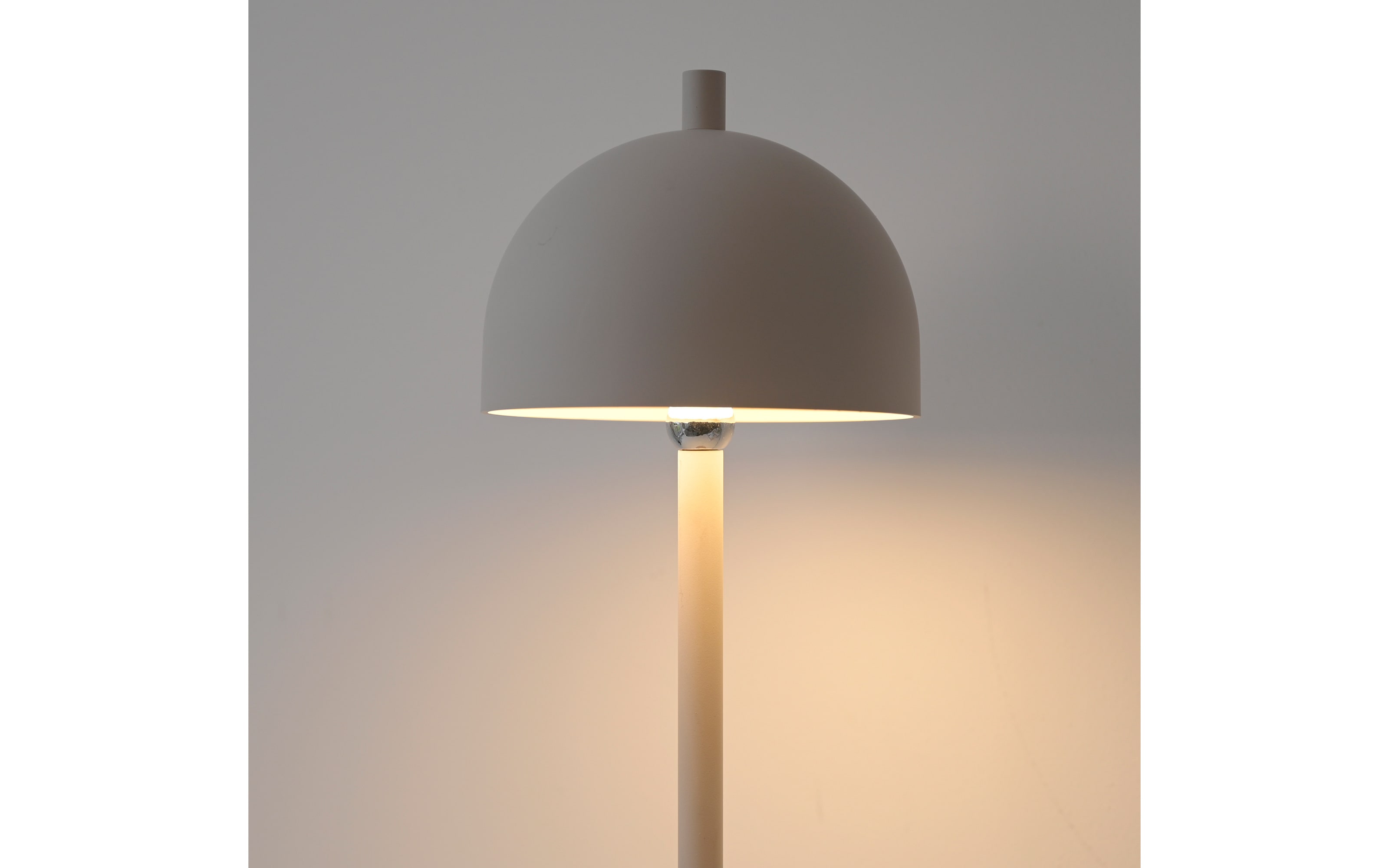 AKKU-Stehleuchte Bellis, sandfarbig