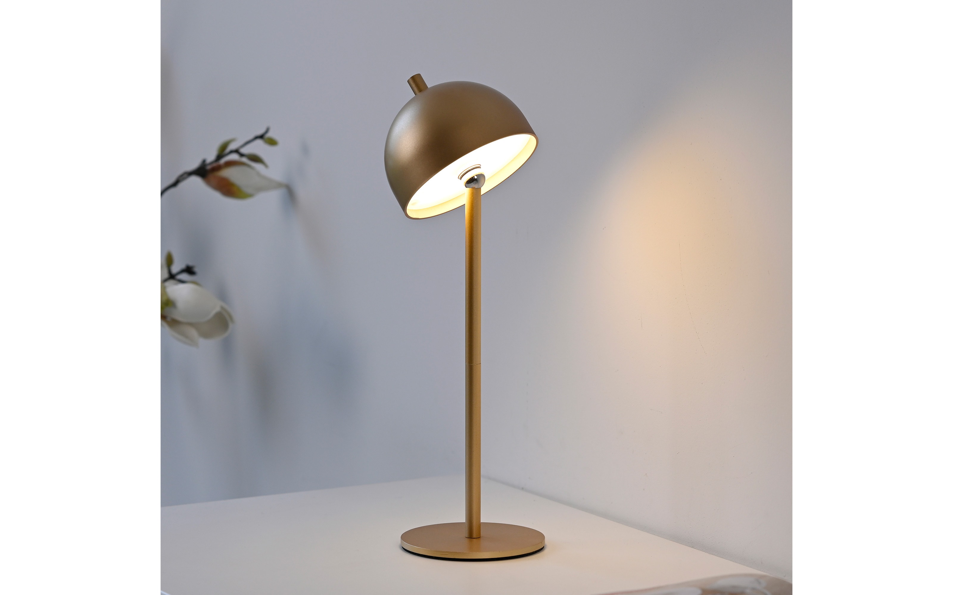 AKKU-Tischleuchte Bellis, goldfarbig