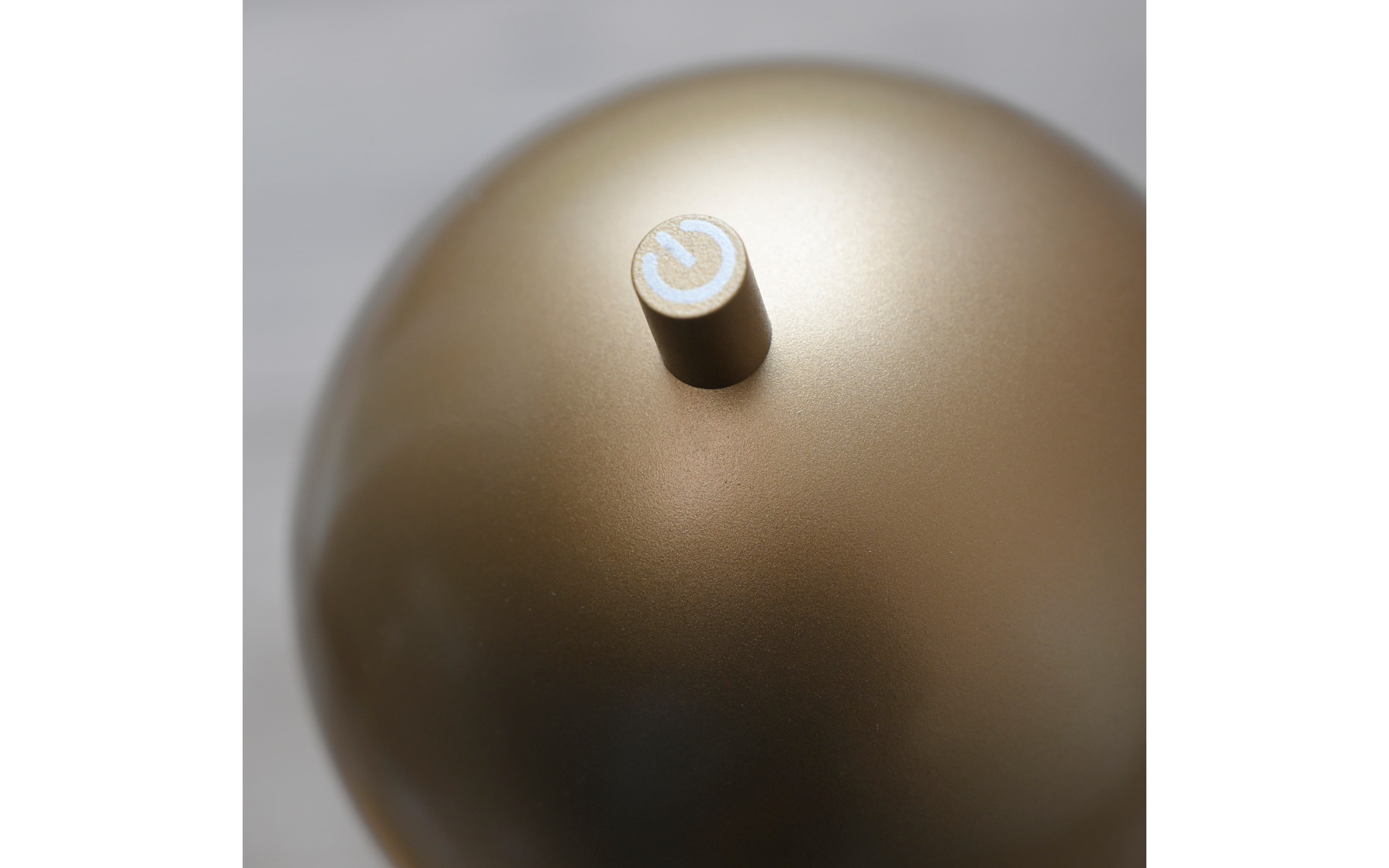 AKKU-Tischleuchte Bellis, goldfarbig