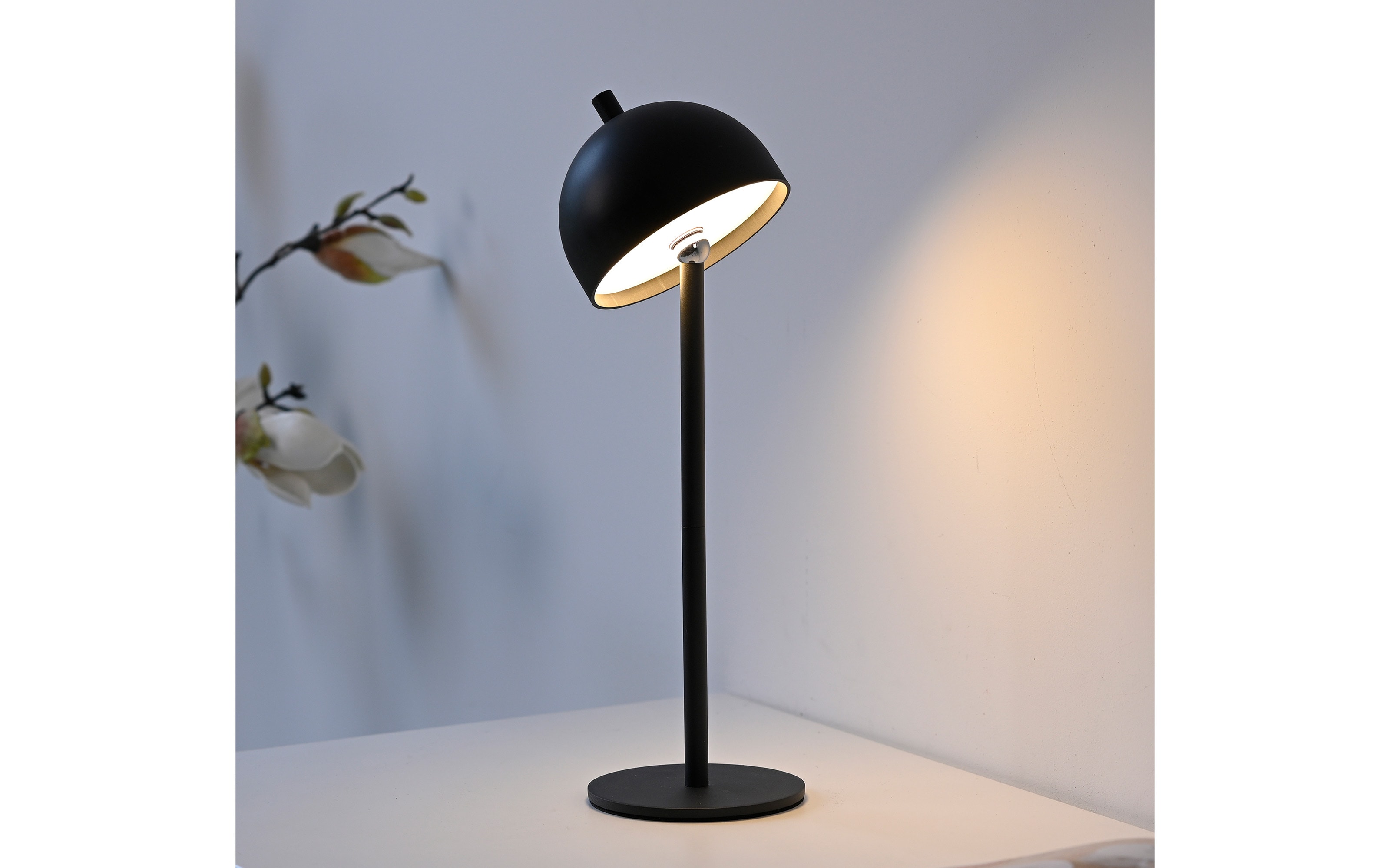 AKKU-Tischleuchte Bellis, schwarz