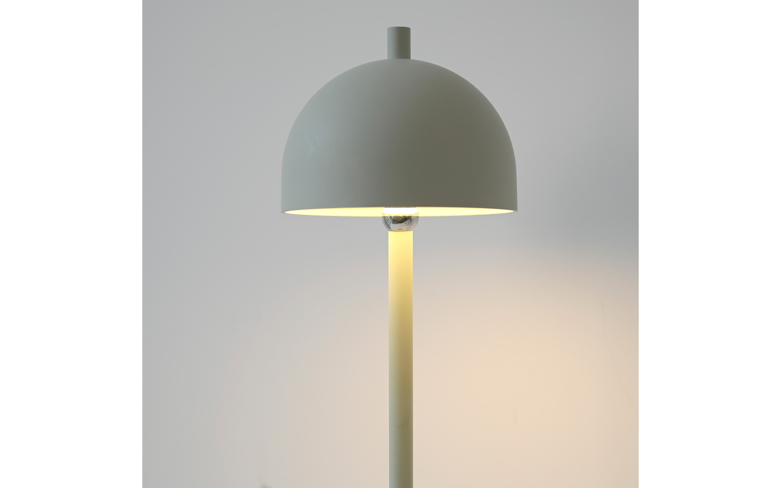 AKKU-Tischleuchte Bellis, graugrün