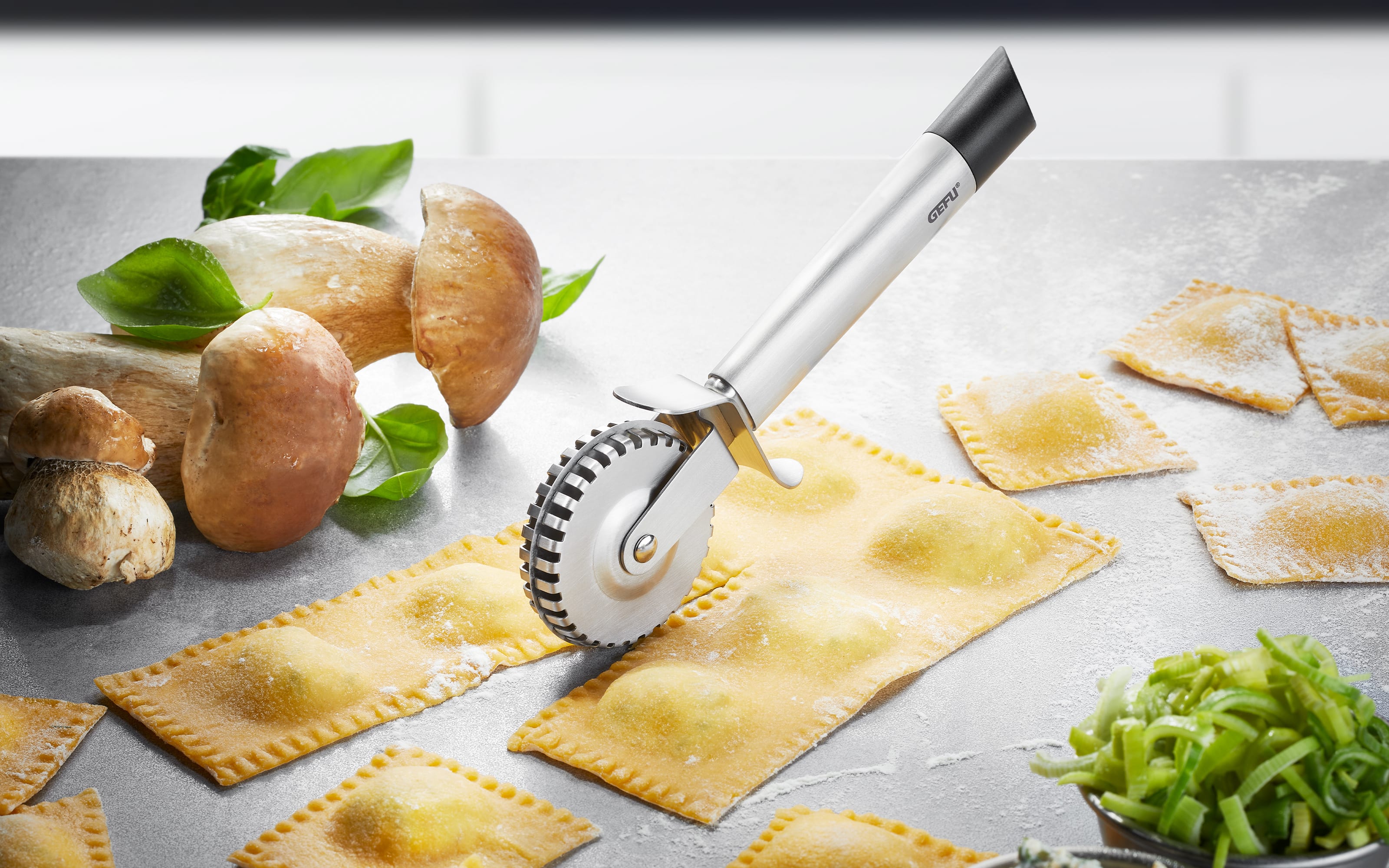 Ravioli- und Maultaschenrad Primeline, schwarz, silber, 19 cm