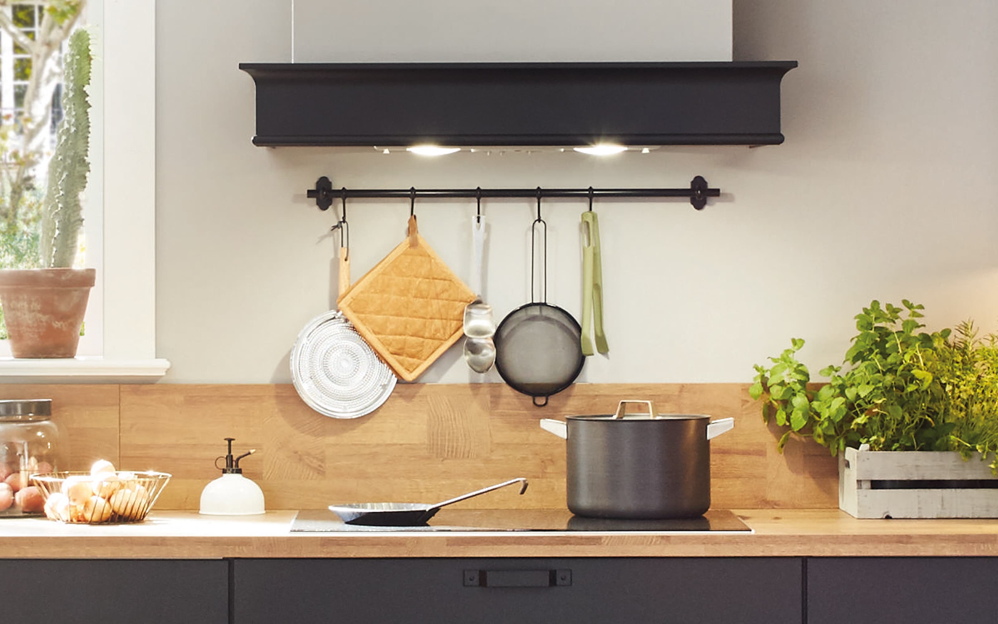 Einbauküche Sylt, Lack schwarz matt, inklusive Privileg Elektrogeräte
