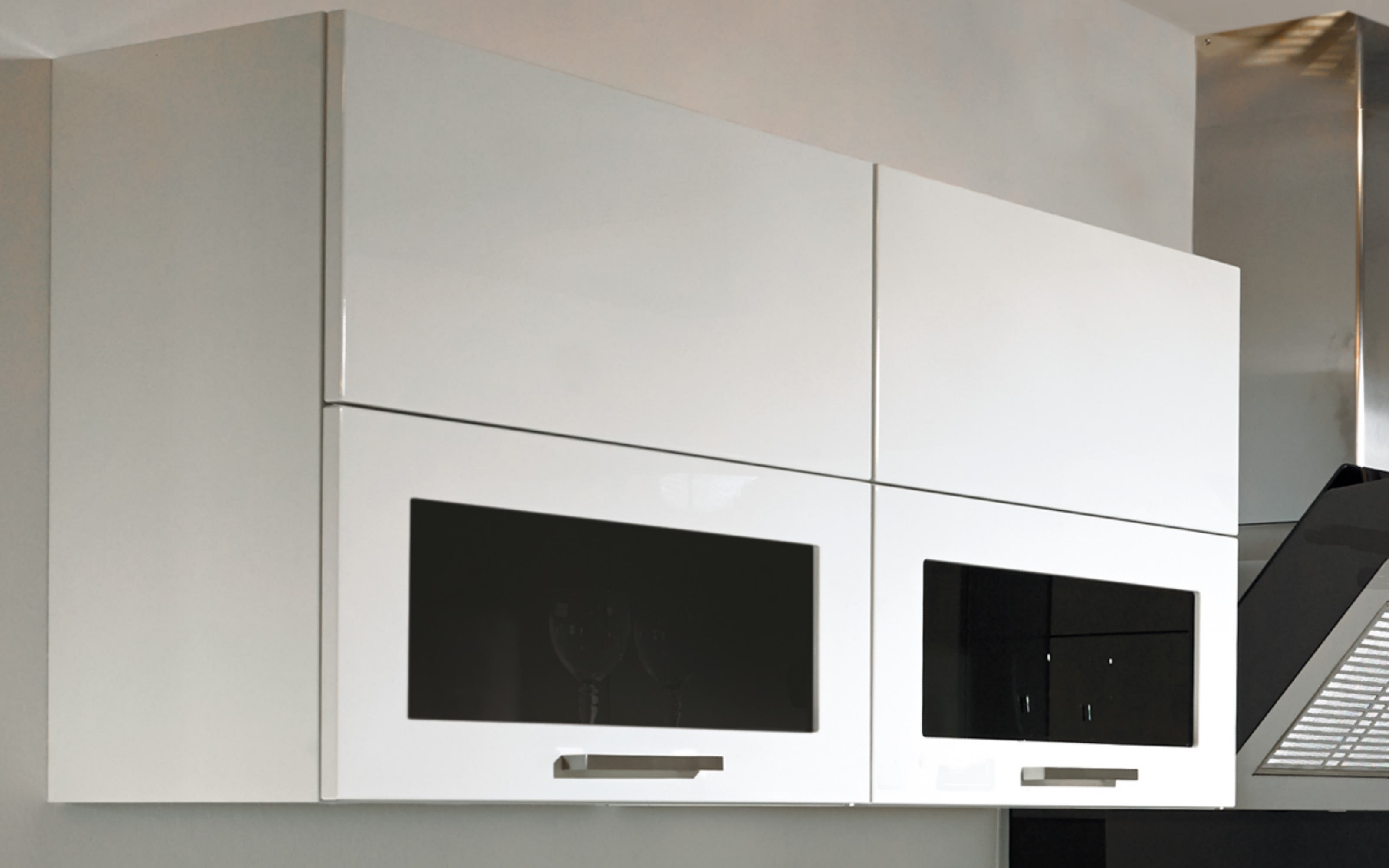 Einbauküche Lux, Lack weiß Hochglanz, inklusive Elektrogeräte und inklusive Siemens-Geschirrspüler