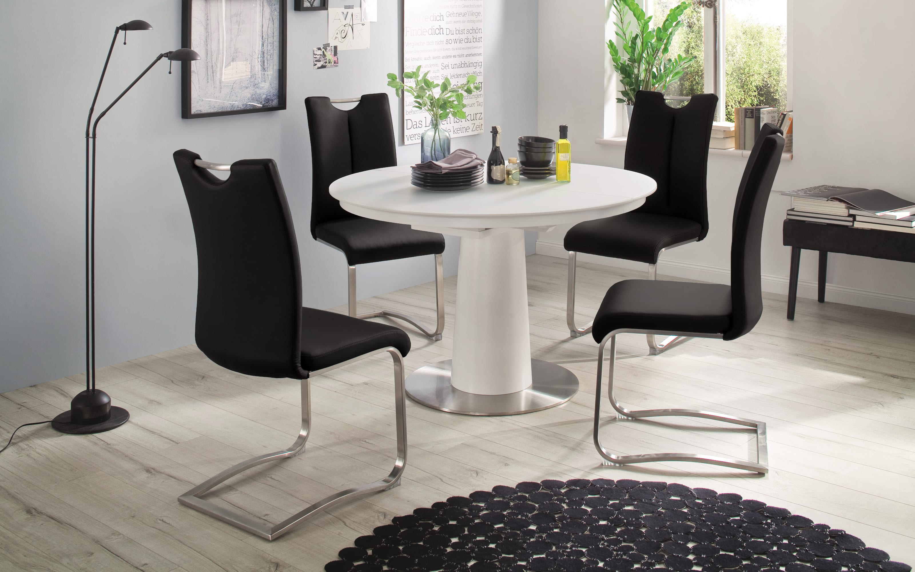Stuhlgruppe Artos 2 / Waris in schwarz / weiß, mit Tischplatte aus Glas