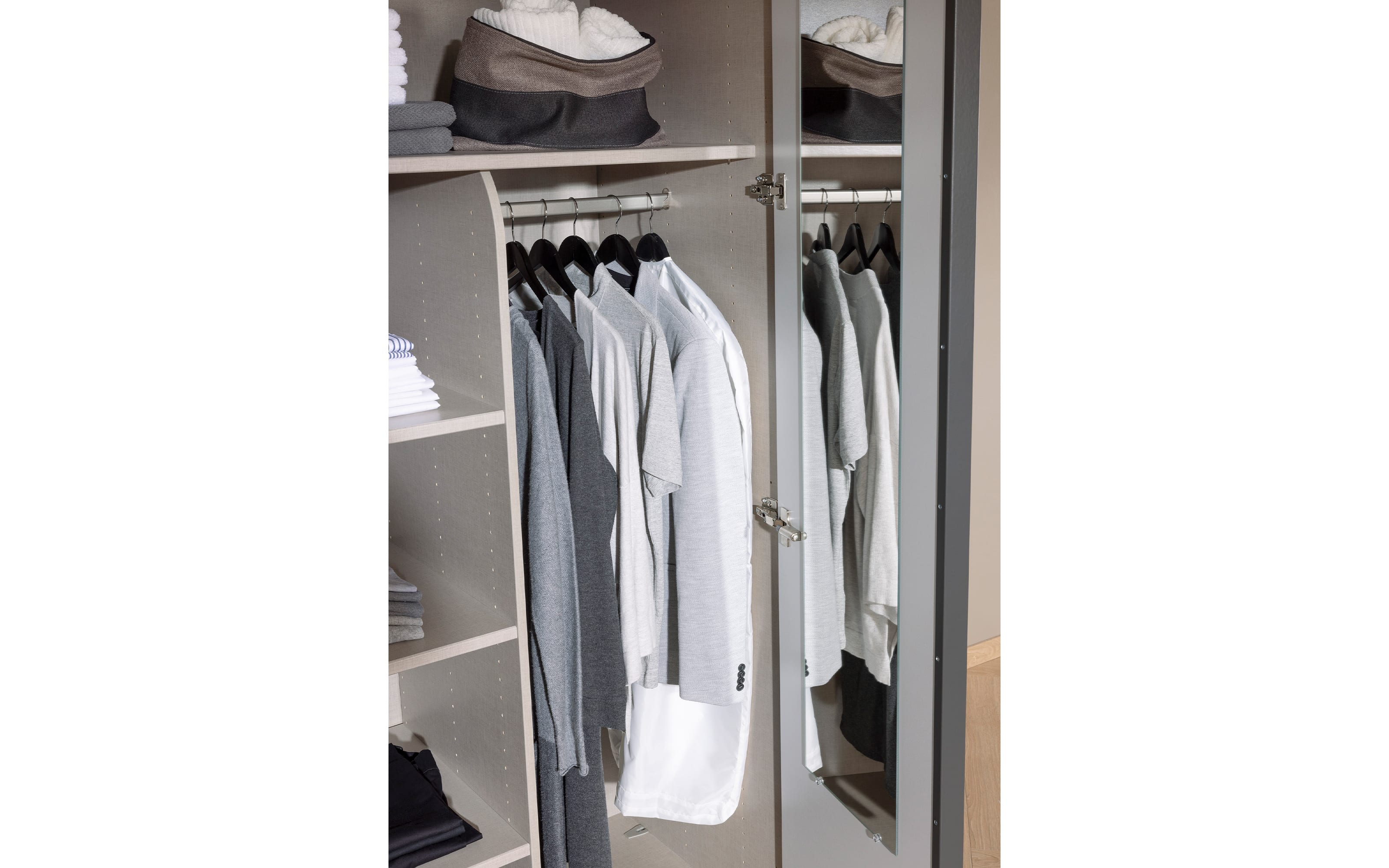 Drehtürenschrank Skat in seidengrau, mit umfangreicher Zusatzausstattung, Breite ca. 301 cm