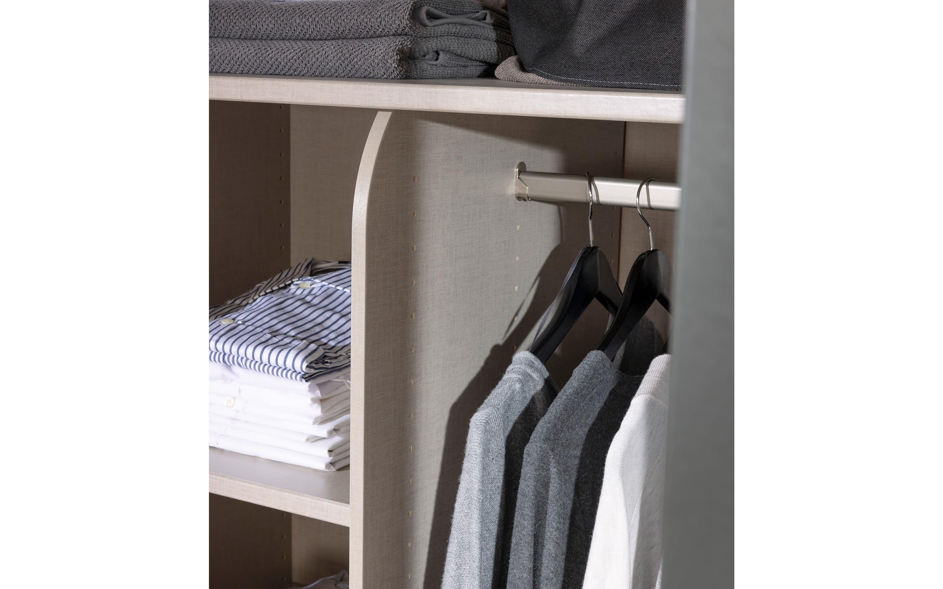 Drehtürenschrank Skat in seidengrau, mit umfangreicher Zusatzausstattung, Breite ca. 301 cm
