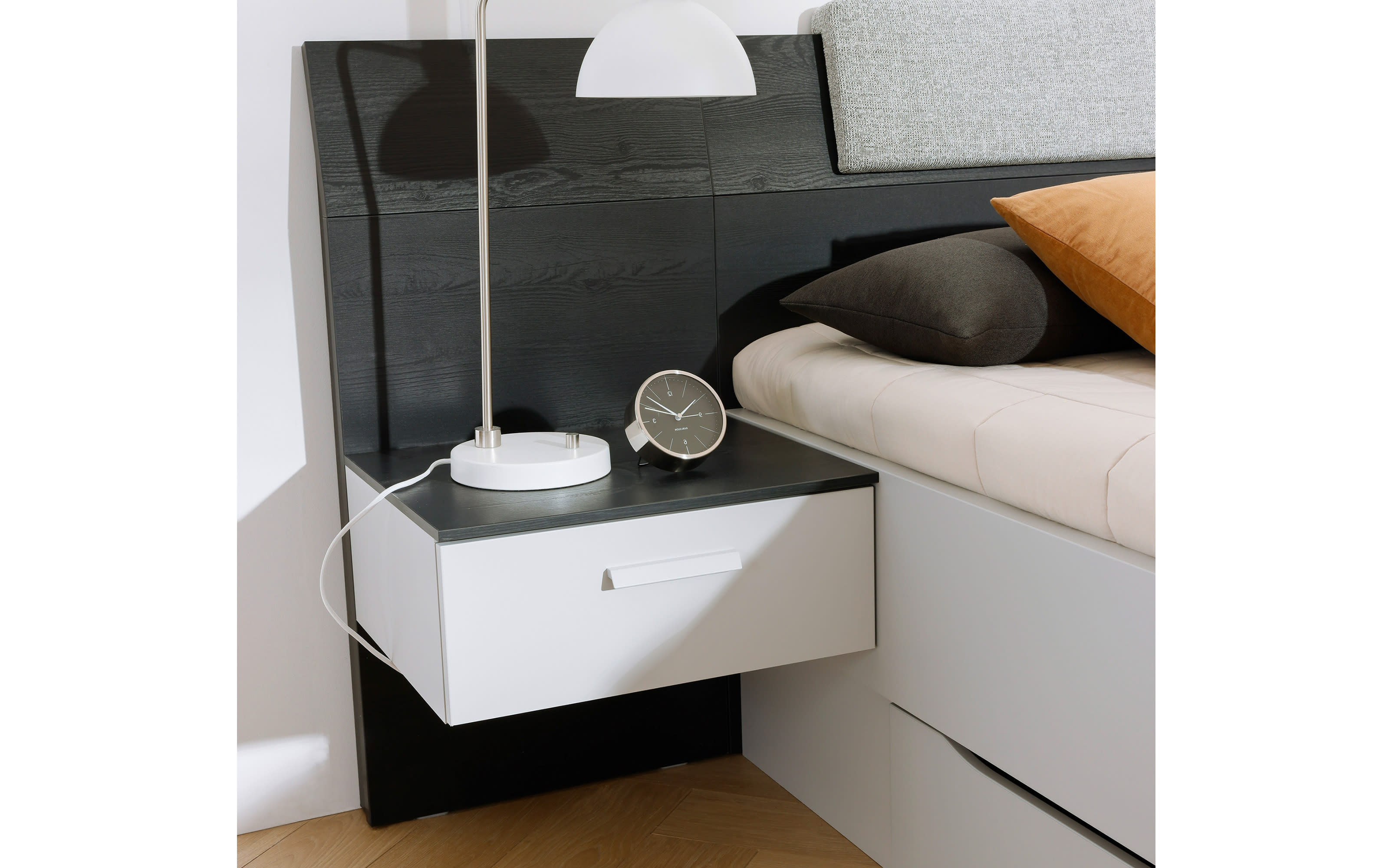Bett Jumex, seidengrau/Black oak, mit Polsterkopfteil und Nachttisch