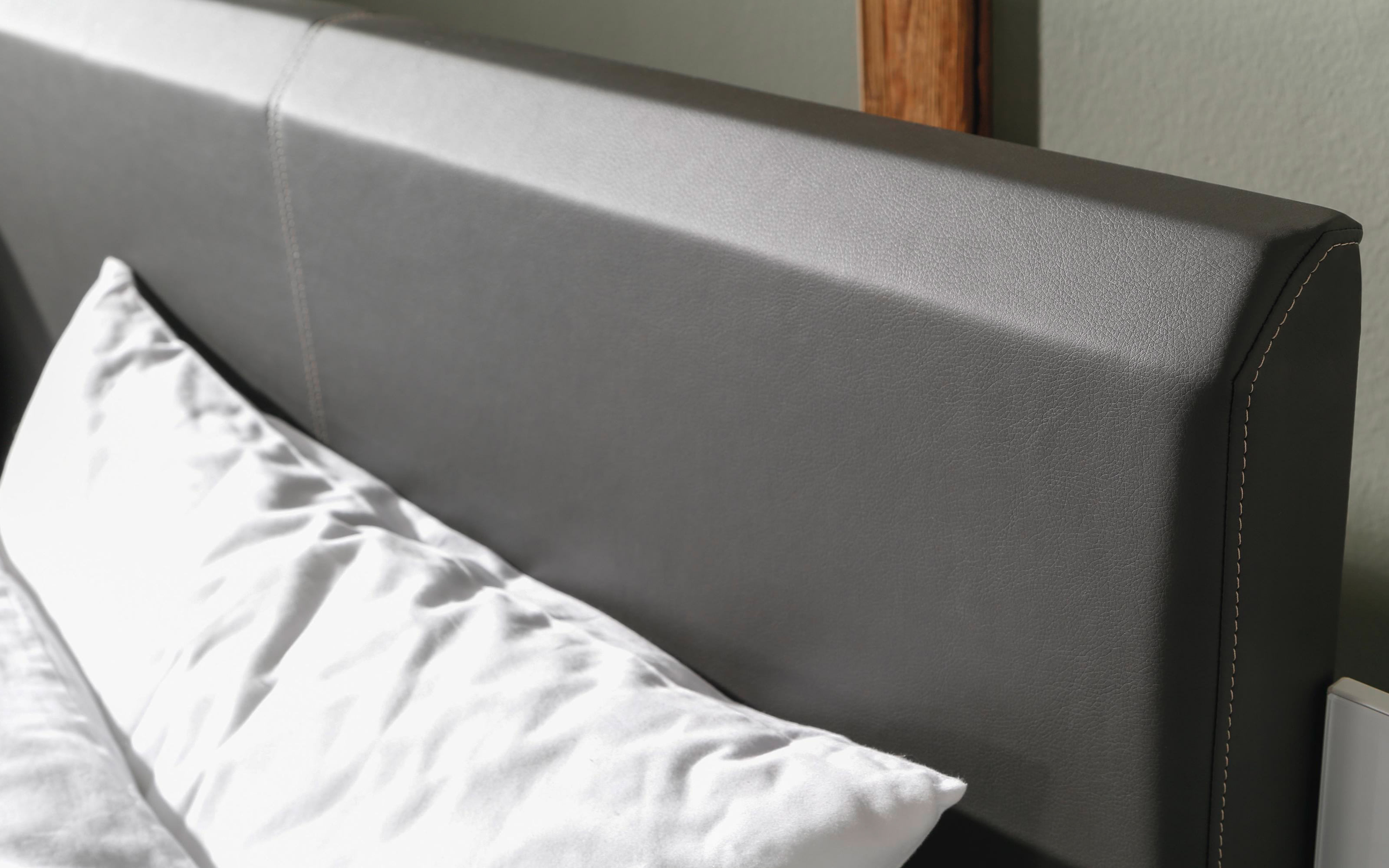 Schlafzimmer Lengo in alpinweiß mit Schwebetürenschrank