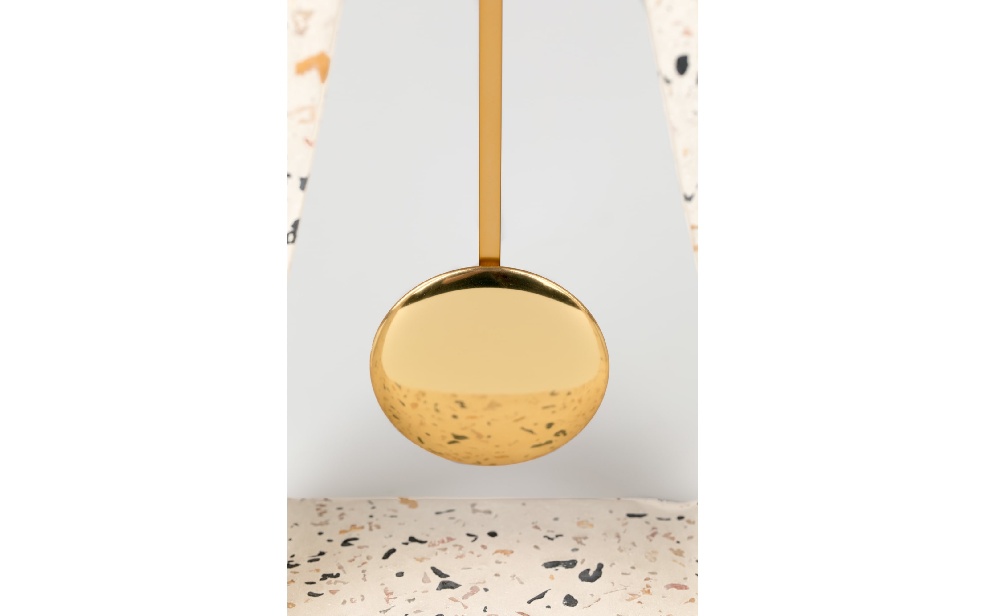 Tischuhr Pendulum Time Terrazzo aus Beton in weiß