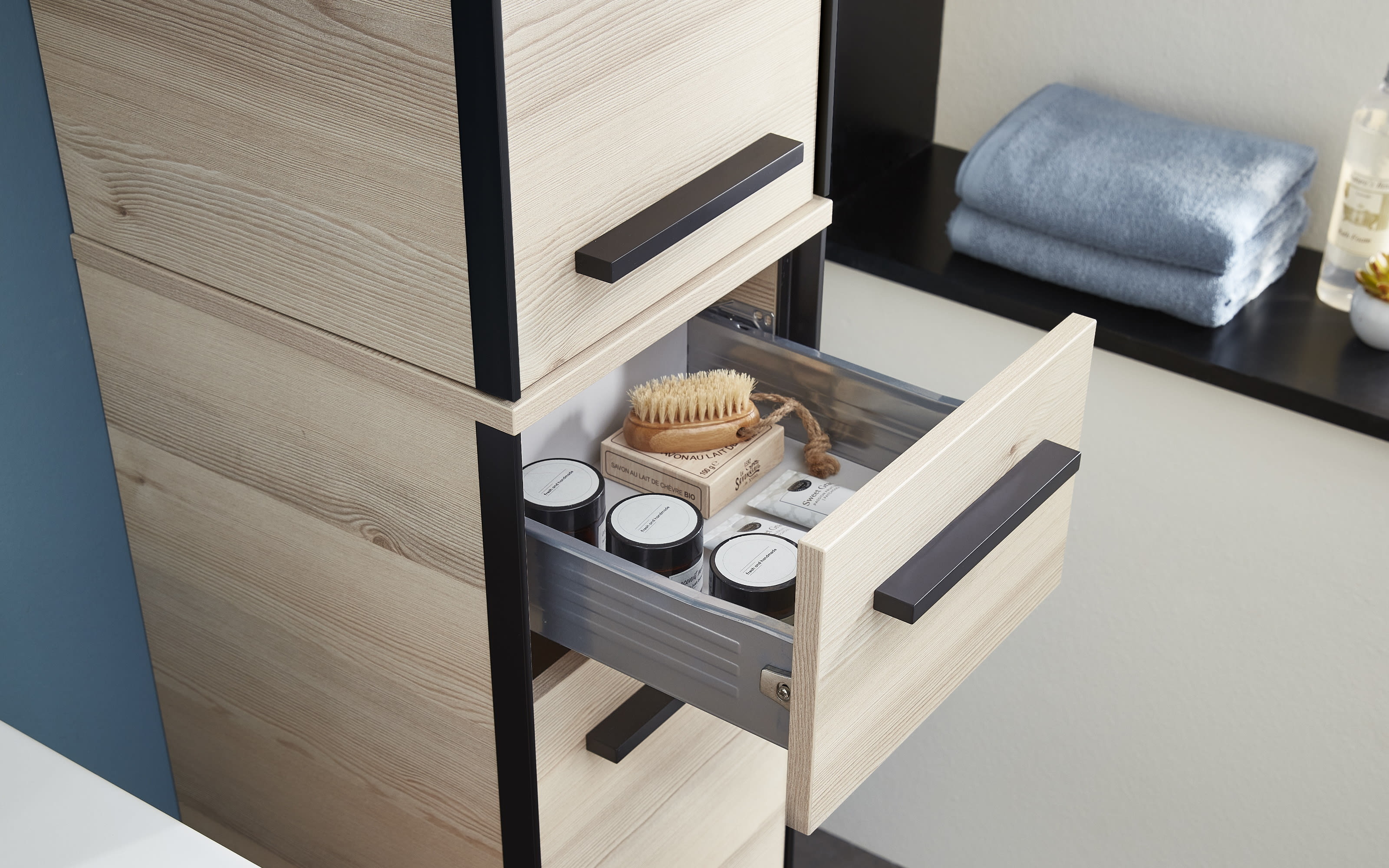 Hochschrank Alomi, Polar Pinie Nachbildung, Absetzung in schwarz