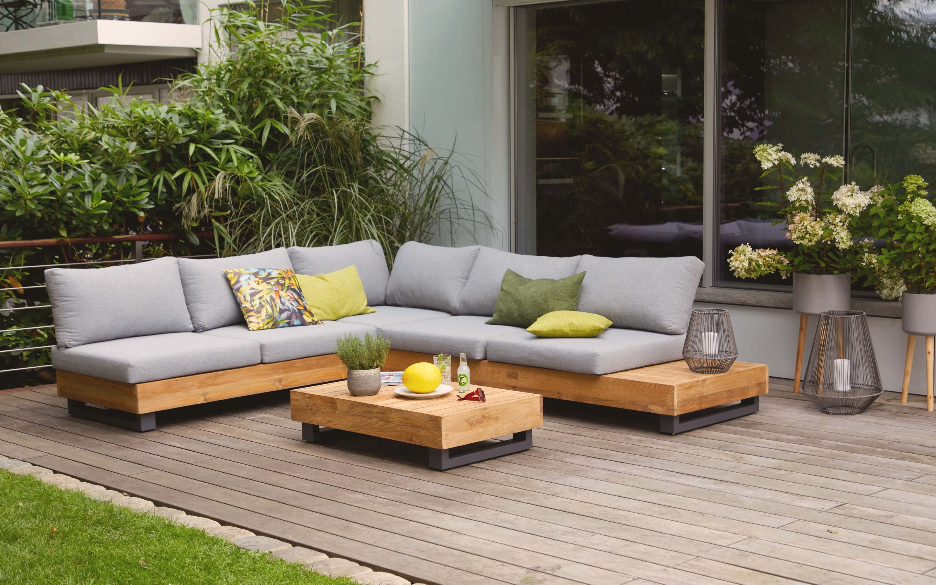 Gartenlounge mit grauen Kissen, Gestell aus Teakholz online bei Hardeck