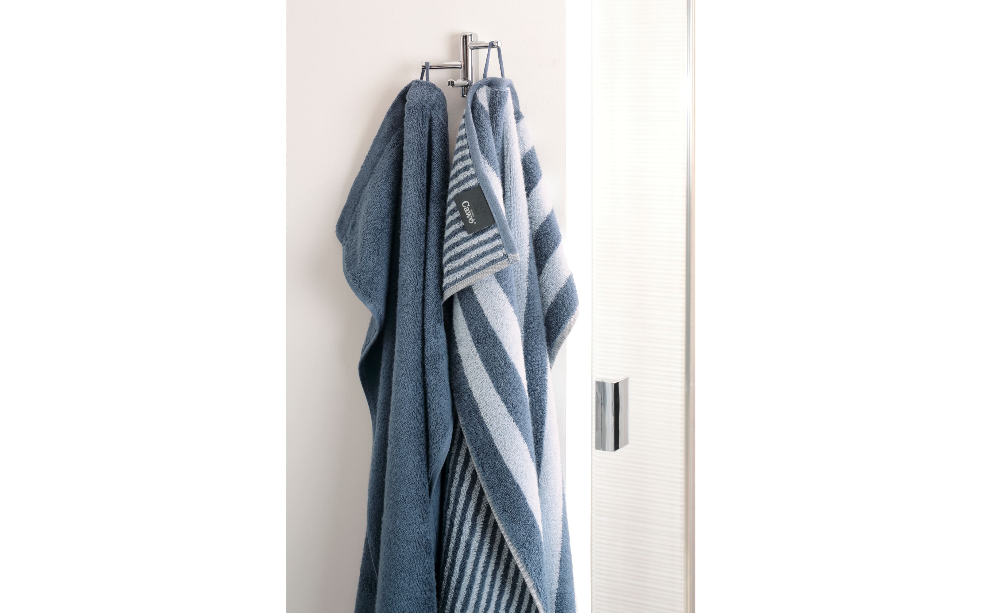 Duschtuch aus Baumwolle in nachtblau, 70 x 140 cm