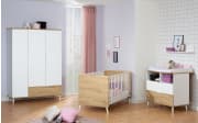 Babybett Maly in kreideweiß und Absetzungen in Eiche-Montana-Nachbildung