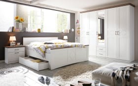 Schlafzimmer Country in weiß, Absetzungen in Anderson pine trüffel, Liegefläche ca. 180 x 200 cm