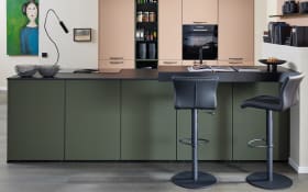 Einbauküche Sunta/Esilia, mineralgrün/koralle, inkl. Miele Elektrogeräte