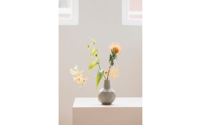 Vase Bloom aus Aluminium in elfenbein-06